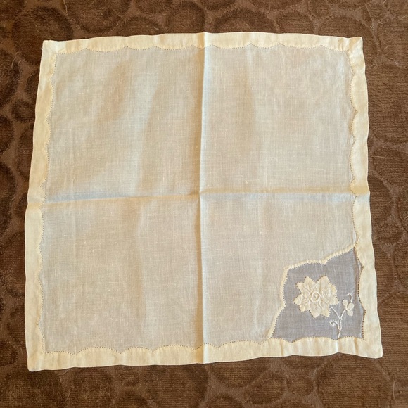 Vintage Very Fine Linen Tablecloth & Napkins - Picture 7 of 8